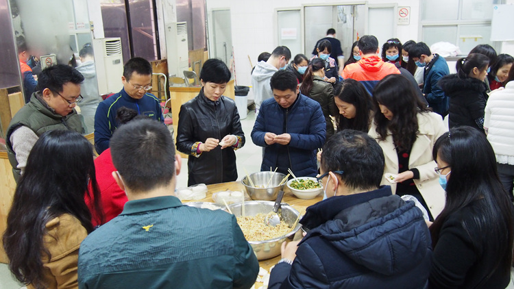 包饺子过大年  yobo体育
领导慰问一线外地职工