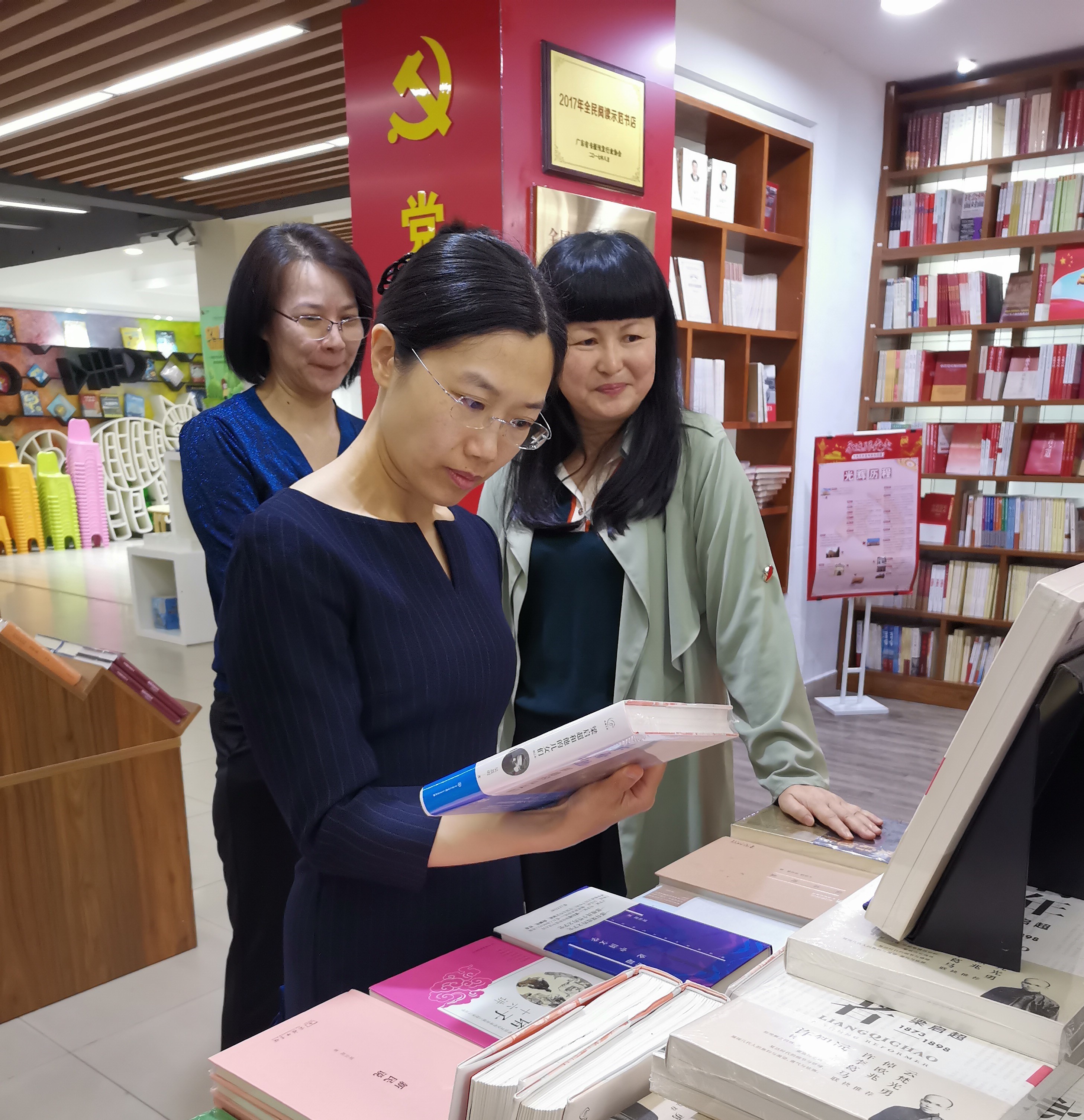 新会区委常委、宣传部部长颜海娜一行莅临新会yobo体育
书店调研指导