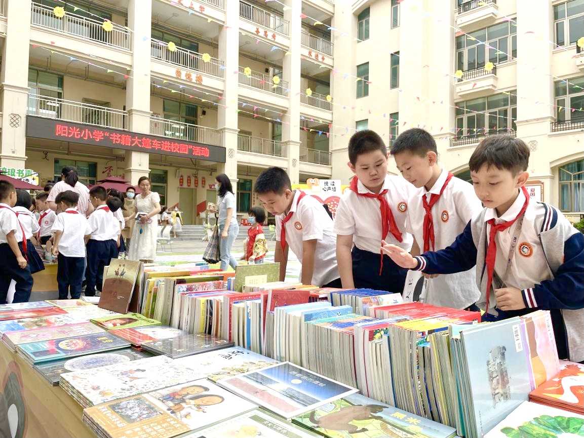 助力书香校园建设：中山yobo体育
把书籍大篷车开进阳光小学！