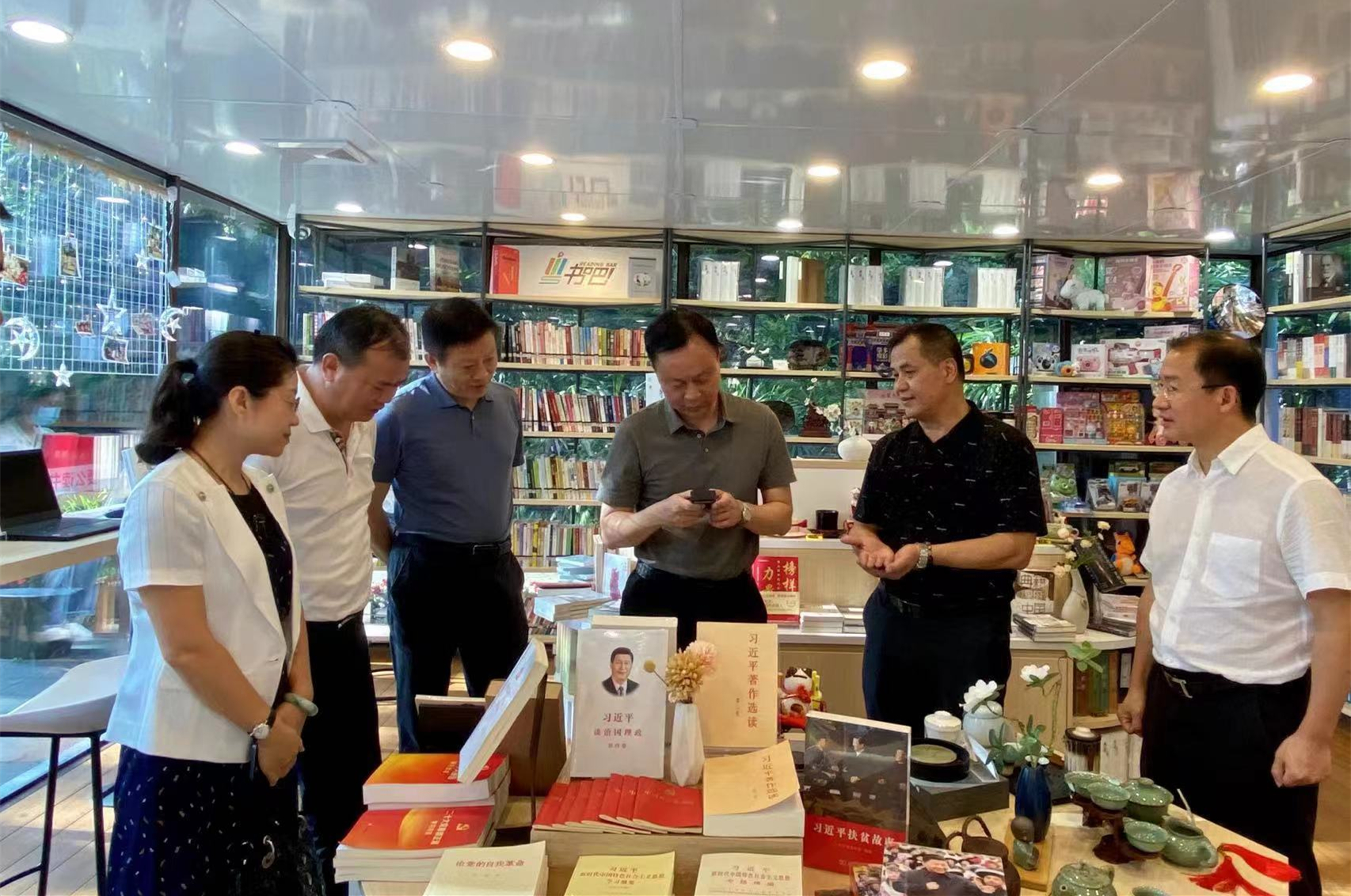 谭君铁一行到肇庆yobo体育
书店渡书吧•星岩店调研