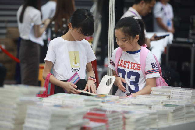 图为读者沉浸在阅读时光中。南方日报记者 朱洪波 摄